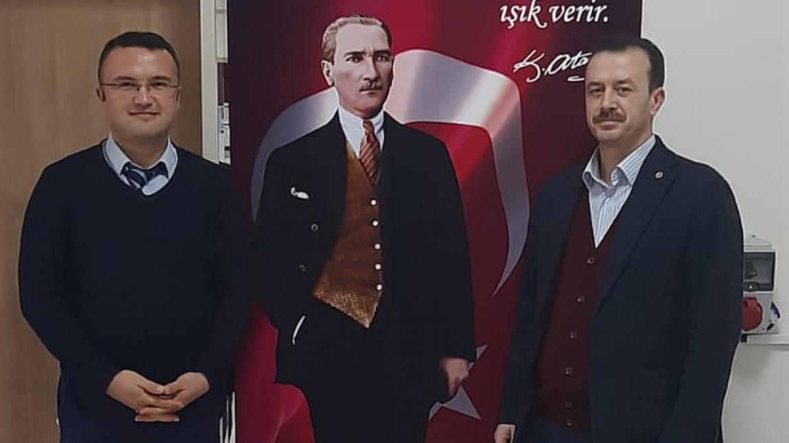 Baş Öğretmen Mustafa Kemal Atatürk'ün Hatıra Fotoğrafı ile Öğretmenlerimizin Resimleri.