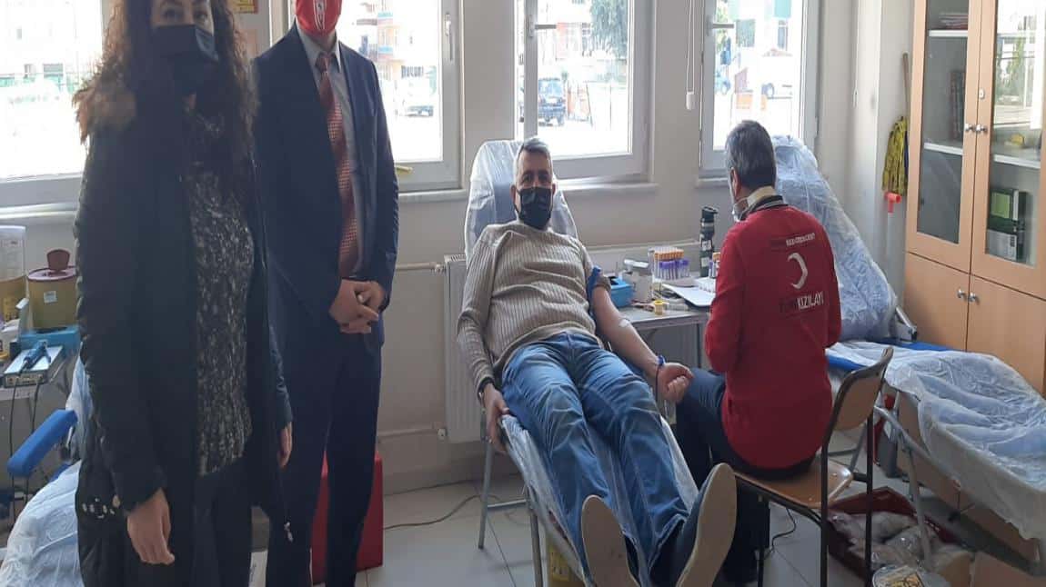 Atakum İlçe Milli Eğitim Müdürümüz Sn. Mehmet İrfan Yetik Okulumuzda Türk Kızılay'a Kan Bağışı Yaptı.